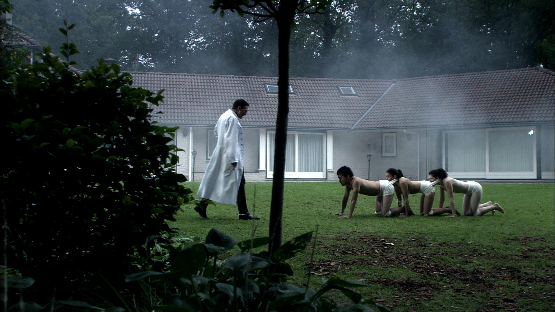 Dr Heiter face au centipède humain dans The Human Centipede First Sequence
